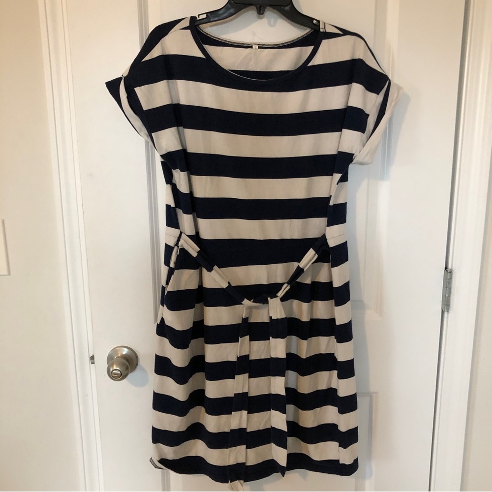 Nice little dress. In good condition